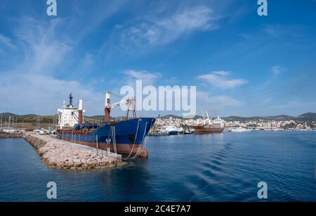 Vecchia petroliera ormeggiata al porto. Navi ancorate al porto, città di Laurium blu mare calmo e cielo nuvoloso sfondo. ATTICA, Grecia. Foto Stock