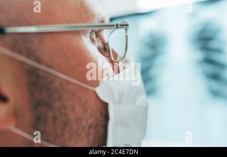 Primo piano ripresa di occhio medico maschile con occhiali esame del paziente radiografia polmonare del torace del paziente scansione polmonare presso il reparto di radiologia in un ospedale. bod umano Foto Stock