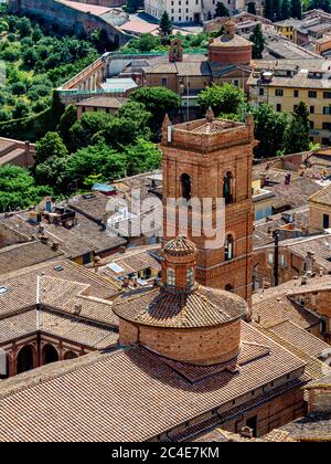 Vista aerea dei tetti in terracotta e della chiesa di San Martino. Siena. Italia Foto Stock