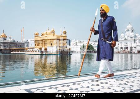 Amritsar, India - 16 AGOSTO: Guardia Santa a piedi intorno allo Sri Harmandir Sahib o 'Tempio d'oro' stagno Foto Stock