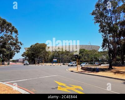 Il famoso Cape Town Stadium dietro la strada a Città del Capo, Sud Africa. Foto Stock