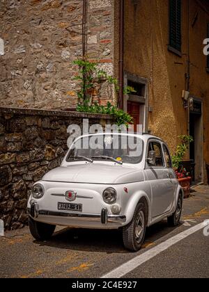 Auto bianca d'epoca Fiat 500 parcheggiata a Castellina in Chianti. Toscana, Italia. Foto Stock