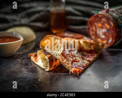 Pizza su un tavolo con ingredienti Foto Stock