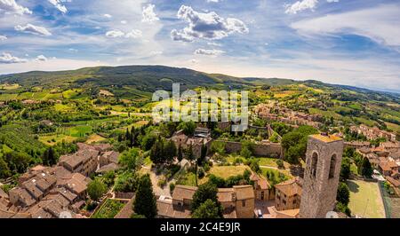 Vista aerea di San Gimignano e della campagna toscana. Italia. Foto Stock