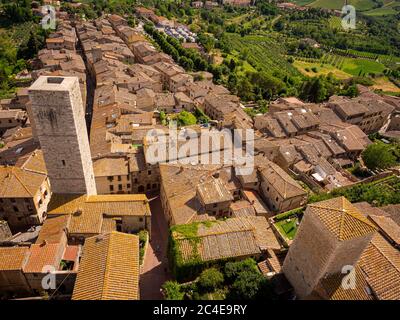 Torre e Casa Campatelli con San Gimignano in lontananza. Italia. Foto Stock