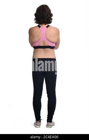 vista posteriore di donna incinta con abbigliamento sportivo isolato su sfondo bianco, braccia incrociate Foto Stock