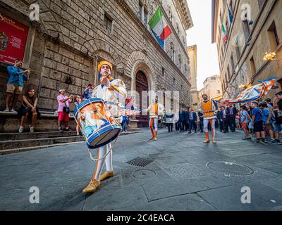 Corteo storico. Gli uomini conoscono come Contrada che parava attraverso Siena prima del Palio due volte all'anno. Siena. Italia. Foto Stock