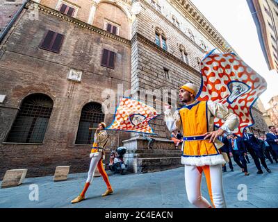 Corteo storico. Gli uomini conoscono come Contrada che parava attraverso Siena prima del Palio due volte all'anno. Siena. Italia. Foto Stock