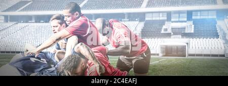 Immagine digitale composita di una squadra di rugby che gioca a rugby nello stadio sportivo Foto Stock