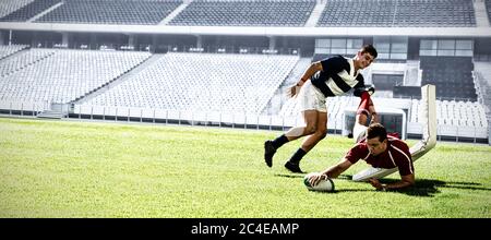 Immagine digitale composita di due giocatori di rugby che tengono la palla nello stadio sportivo Foto Stock