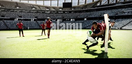 Immagine digitale composita di due giocatori di rugby che si affrontano gli uni gli altri nello stadio sportivo Foto Stock