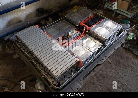 Celle di batteria ad alta tensione da un'auto elettrica, veicolo Nissan foglia con zero emizione. Stazione di servizio di auto elettriche. Maggio 2019. Kiev, Ucraina Foto Stock