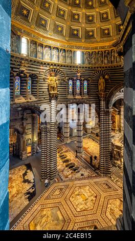 Vista interna della cupola e del piano della Cattedrale di Siena, Italia Foto Stock