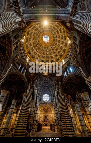 Ampia vista angolare della navata e della cupola del Duomo di Siena. Siena, Italia. Foto Stock