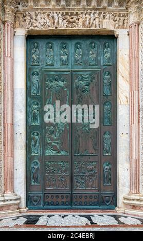 Porta di bronzo conosciuta come porta della Riconoscenza, porta centrale sul fronte ovest della Cattedrale di Siena, Italia, Foto Stock