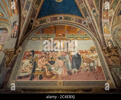Affreschi di Domenico di Bartolo, cura dei malati, nella sala Pellegrinaio di Santa Maria della Scala, Siena, Italia. Foto Stock