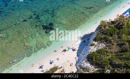 Isola D'Elba, Italia. Incredibile vista aerea della spiaggia di Padulella vicino a Portoferraio. Foto Stock