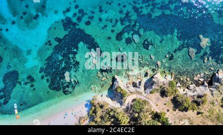 Isola D'Elba, Italia. Incredibile vista aerea della spiaggia di Padulella vicino a Portoferraio. Foto Stock