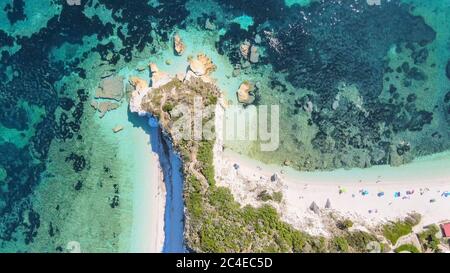 Isola D'Elba, Italia. Incredibile vista aerea della spiaggia di Padulella vicino a Portoferraio. Foto Stock