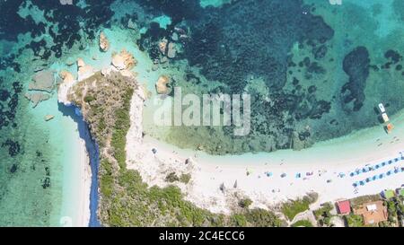 Isola D'Elba, Italia. Incredibile vista aerea della spiaggia di Padulella vicino a Portoferraio. Foto Stock