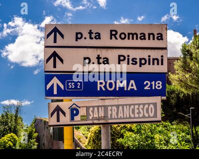 Segnale stradale italiano a Siena per Roma. Italia. Foto Stock