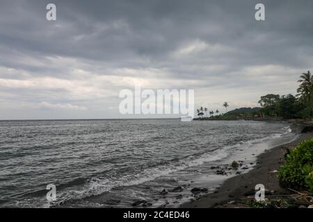 Indonesia, BALI, FEBBRAIO 08 2020: Nuvole di pioggia sull'acqua, con Foto Stock