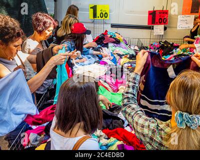 Mercato di la Lizza Street che si tiene ogni Mercoledì mattina a Siena. Italia. Foto Stock