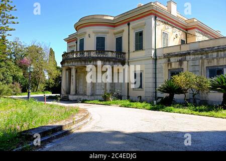 Il Palazzo Mon Repos con il suo parco nella città di Corfù, in Grecia Foto Stock