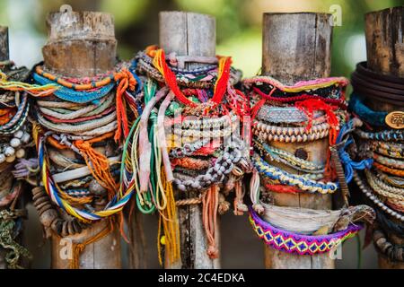 Braccialetti lasciati dai visitatori ai campi di uccisione di Choeung Ek, Cambogia Foto Stock