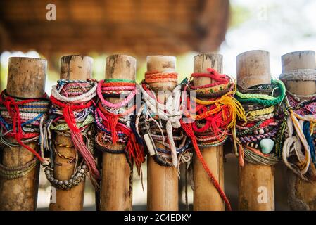 Braccialetti lasciati dai visitatori ai campi di uccisione di Choeung Ek, Cambogia Foto Stock