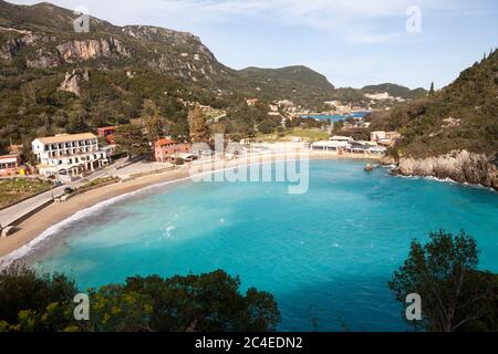 Spiaggia nella baia di Paleokastritsa, Corfu, Grecia Foto Stock