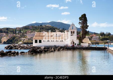 Il Monastero di Panagia Vlacherna di Panayia dalla costa di Corfù, Grecia Foto Stock