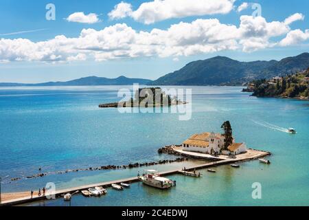 La chiesa di Panagia Vlacherna e l'isola di mouse con un bel paesaggio di nuvole a Corfù, Grecia Foto Stock