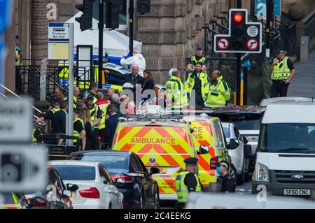 Glasgow, Scozia, Regno Unito. 26 Giugno 2020. Nella foto: Un incidente importante della polizia è stato dichiarato a Glasgow come 6 persone sono state pugnate, tra cui un poliziotto e la polizia che ha sparato a morte l'aggressore a un incidente importante al Park Inn in West George Street, che ospita i richiedenti asilo. Credit: Colin Fisher/Alamy Live News Foto Stock