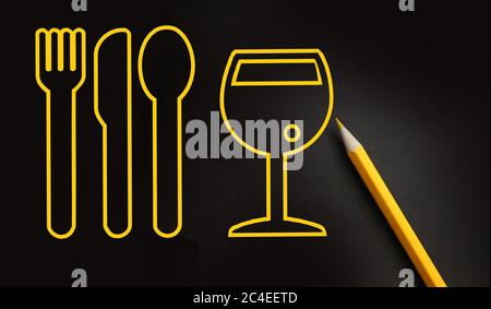 Forchetta, coltello e cucchiaio le icone mangiare e bere sono in giallo su nero. Segnaletica stradale. Concetto di bar Foto Stock