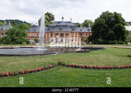 Dresda, Germania. 26 Giugno 2020. Il palazzo di montagna nel Palazzo e Parco di Pillnitz. Credit: dpa/dpa-Zentralbild/dpa/Alamy Live News Foto Stock