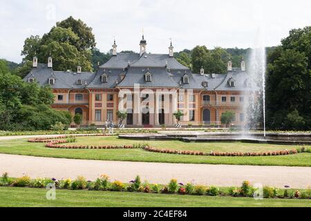 Dresda, Germania. 26 Giugno 2020. Il palazzo di montagna nel Palazzo e Parco di Pillnitz. Credit: dpa/dpa-Zentralbild/dpa/Alamy Live News Foto Stock