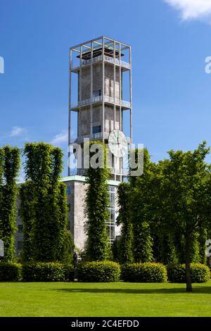 Torre dell'orologio di Aarhus Radhus (municipio) in stile modernismo danese, Aarhus, Jutland, Danimarca, Europa Foto Stock