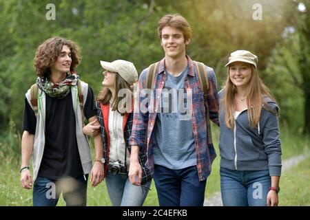 Gruppo di amici in una giornata di escursioni Foto Stock