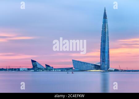 San Pietroburgo, Russia - Giugno 15 2020. Grattacielo 'Lakhta center' (sede centrale di Gazprom) vista notturna. Vista laterale del mare contro il cielo nuvoloso. Esposizione lunga Foto Stock