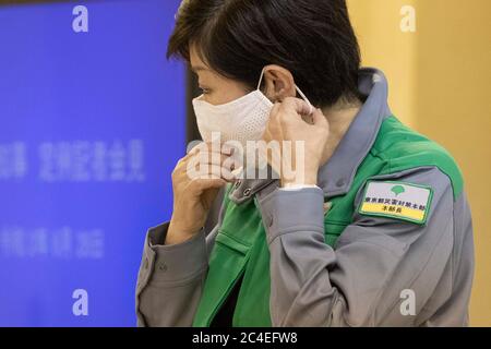 Tokyo, Giappone. 26 Giugno 2020. Il governatore di Tokyo Yuriko Koike toglie la sua maschera facciale mentre inizia la sua regolare conferenza stampa presso l'edificio del governo metropolitano di Tokyo. Tokyo ha confermato 54 nuovi casi di coronavirus venerdì, più di 40 casi al giorno per il terzo giorno. Koike ha detto che l'aumento di nuove infezioni nella città non è una seconda ondata di virus. Credit: Rodrigo Reyes Marin/ZUMA Wire/Alamy Live News Foto Stock