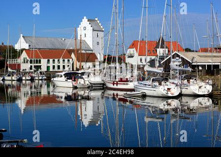 Sæby Klosterkirke e il porto, Saeby, Jutland, Danimarca, Europa Foto Stock