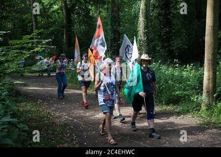 Denham, Regno Unito. 26 giugno 2020. Attivisti della ribellione HS2 e della ribellione estinzione UK partecipano a un'escursione ‘Rebel Trail’ lungo il percorso del collegamento ferroviario ad alta velocità HS2 da Birmingham a Londra. Gli attivisti, che sono partiti da Birmingham il 20 giugno e che arriveranno fuori dal Parlamento a Londra il 27 giugno, protestano contro l'impatto ambientale del collegamento ferroviario ad alta velocità e mettono in discussione la fattibilità del progetto £100bn+. Credit: Mark Kerrison/Alamy Live News Foto Stock