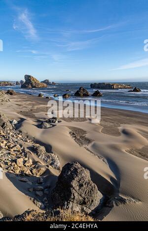 Un aspro paesaggio costiero dell'Oregon in una giornata estiva soleggiata Foto Stock