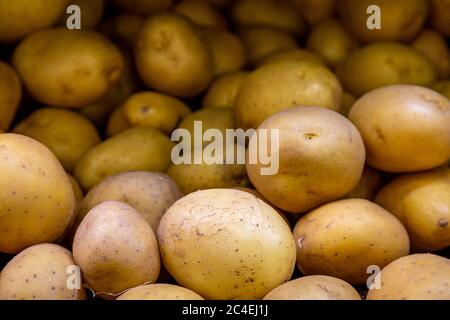 Una fotografia a telaio pieno di patate per la vendita su una bancarella di mercato Foto Stock