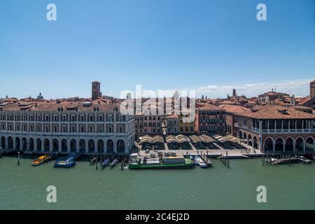 VENEZIA, ITALIA - MAGGIO 2020: Vista del mercato del pesce di Rialto e del Canal Grande il 2020 maggio a Venezia. Foto Stock