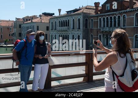 VENEZIA, ITALIA - MAGGIO 2020: I turisti scattano foto sul ponte dell'Accademia subito dopo la riapertura dopo il blocco per Covid-19 il 2020 maggio a VE Foto Stock