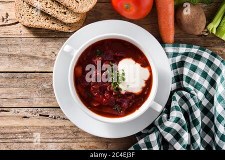 Tradizionale ucraino russo borsch. Zuppa di barbabietole su tavolo di legno. Vista dall'alto Foto Stock