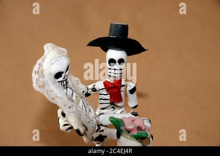 Miniatura statuette di argilla di scheletro sposa e lo sposo vestito per cerimonia di nozze nella celebrazione del Giorno dei Morti, Messico Foto Stock