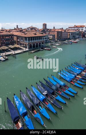 VENEZIA, ITALIA - MAGGIO 2020: Vista del mercato del pesce di Rialto e del Canal Grande il 2020 maggio a Venezia. Foto Stock